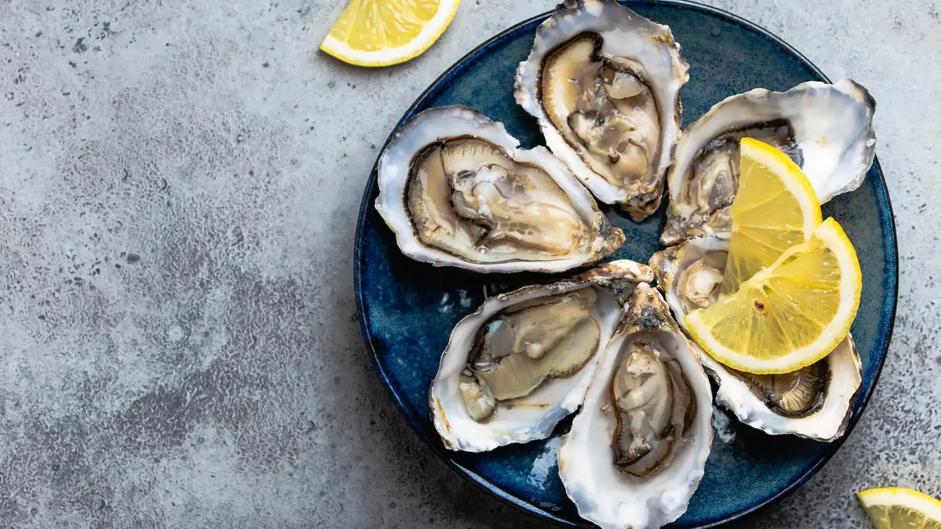 Plate of oysters with lemon