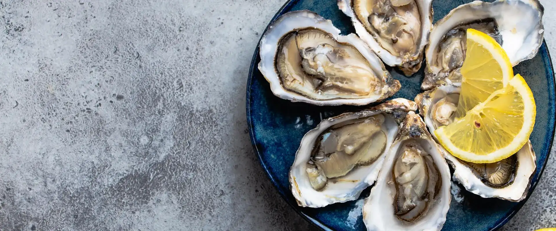 Plate of oysters with lemon.