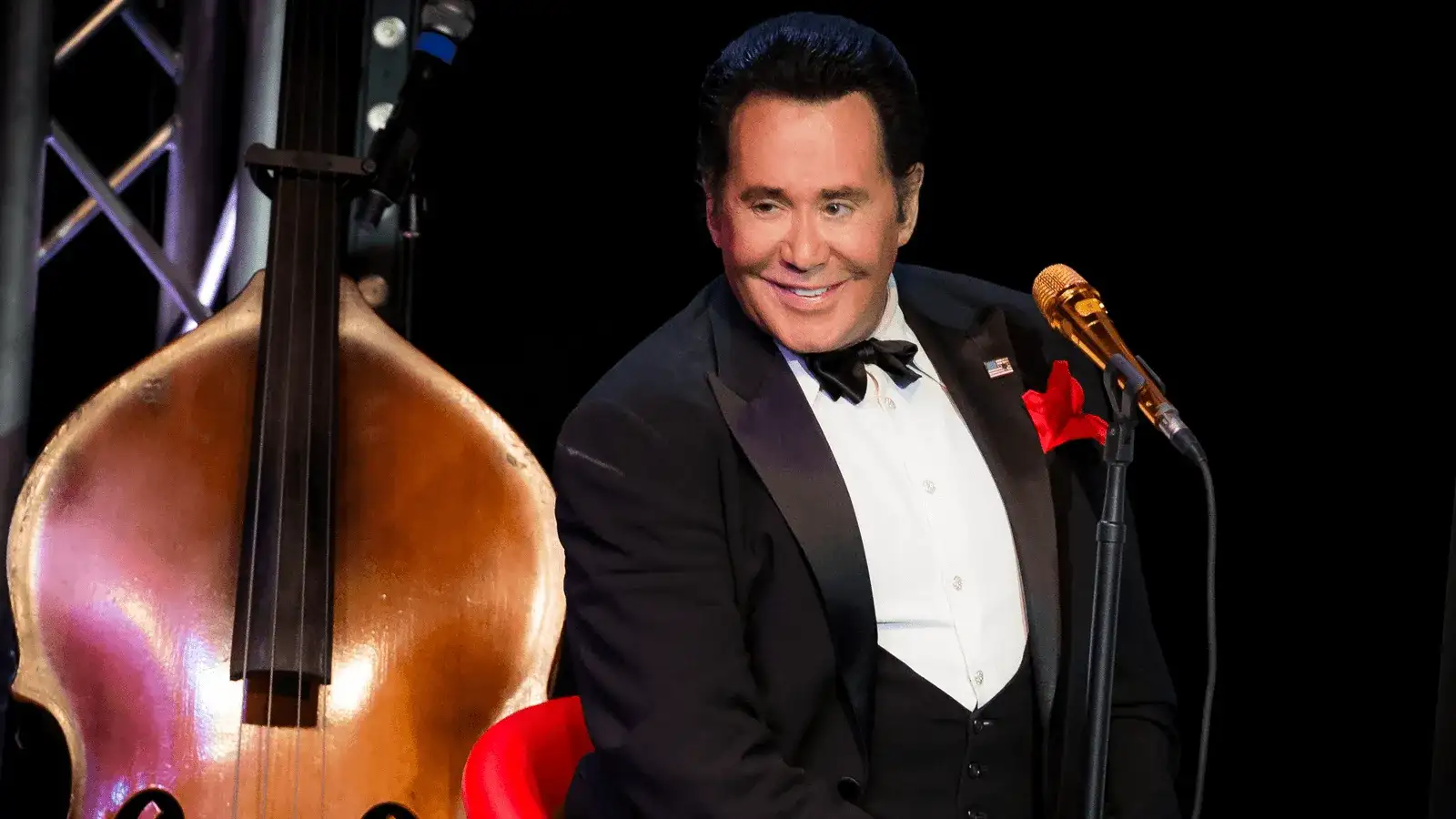 Wayne Newton performing at Cleopatra's Barge