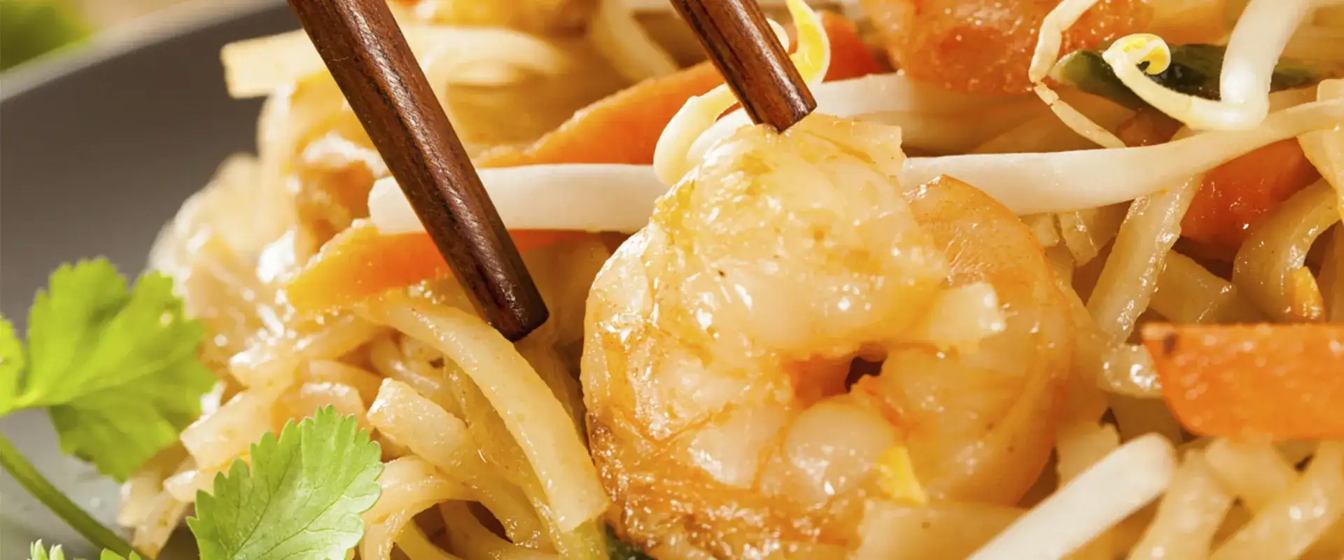 Close-up shrimp pad thai.