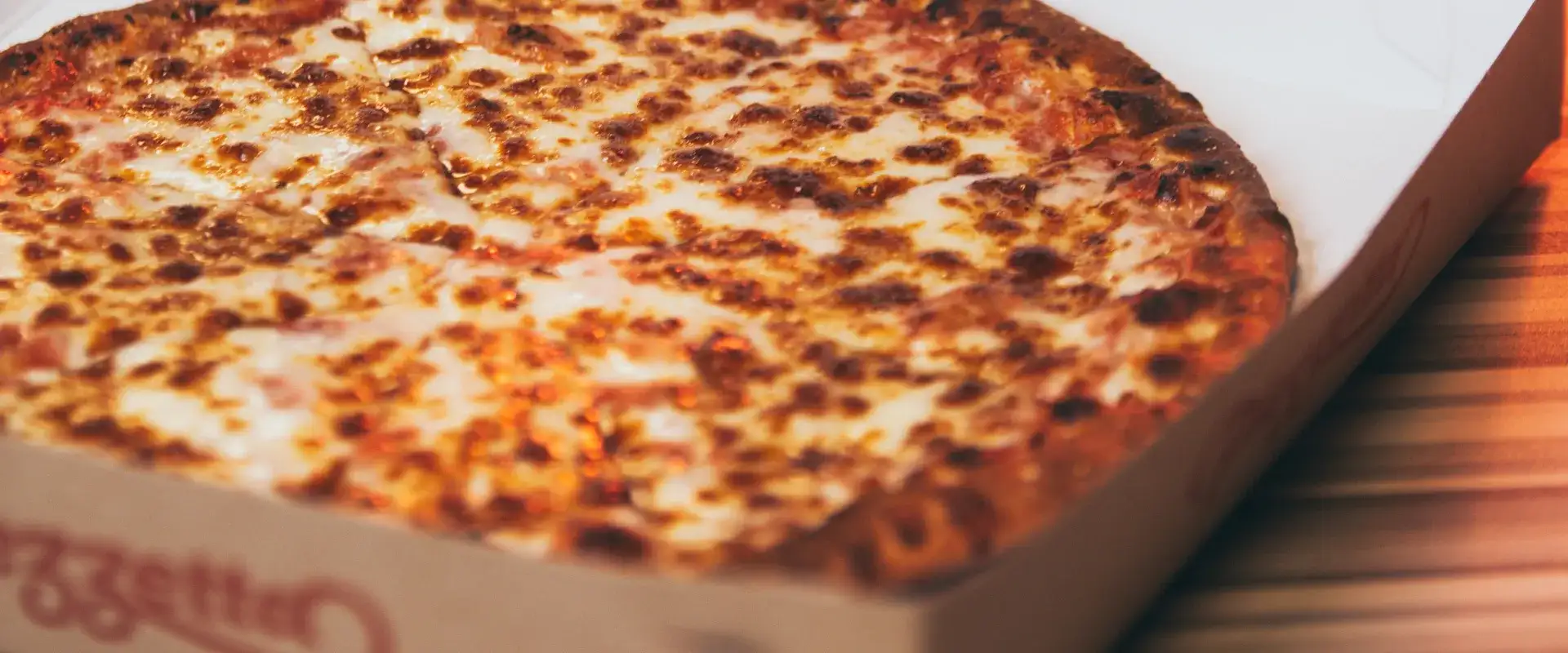 Piezzetta pizza with drinks.