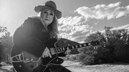 Melissa Etheridge holding her guitar