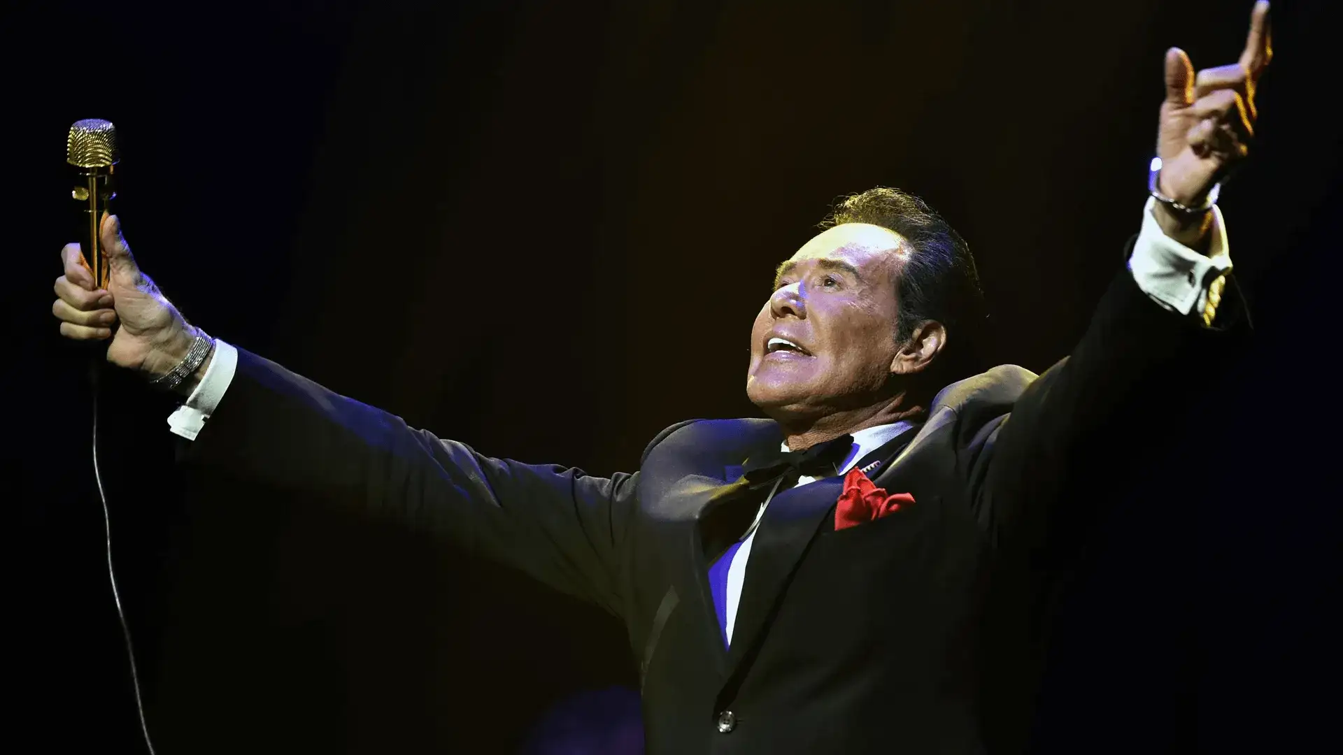 Wayne Newton performing at Cleopatra's Barge